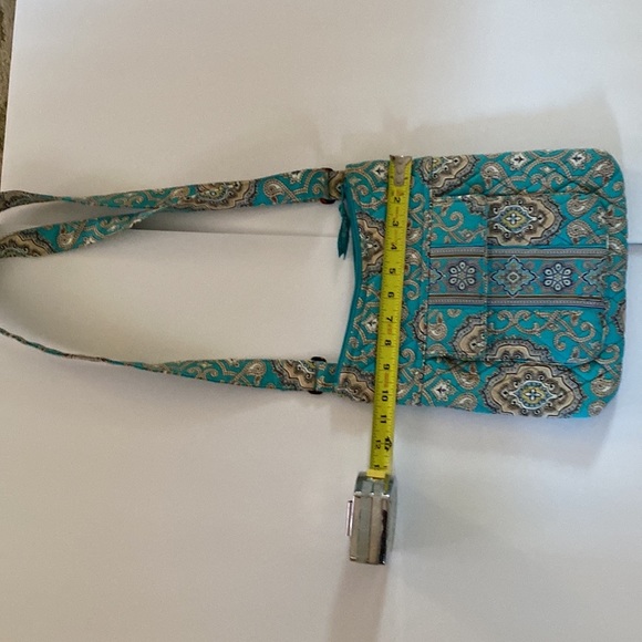 Quilted blue, white, brown
Vera Bradley blue paisley Crossbody Hipster purse. - Picture 5 of 9